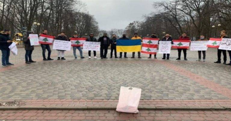 الطلّاب اللبنانيّون يتوّلون أمر مُغادرتهم أوكرانيا بأنفسهم في ظلّ ضعف الإمكانات وعدم تأمين الممرّات الآمنة
بولندا ورومانيا أبلغتا وزارة الخارجية عن آليّة لاستقبال اللبنانيين... شرط وصولهم الى أحد المعابر الحدوديّة