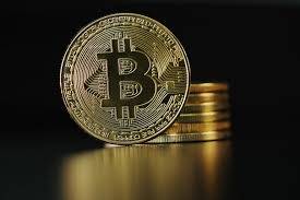 بيتكوين تقفز والذهب يتراجع والدولار ينتعش في أول أيام الحرب الروسية