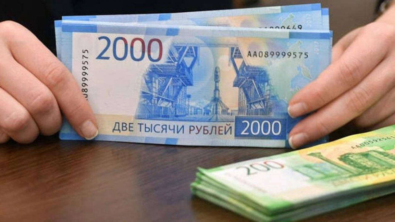 روسيا: الروبل يهوي إلى مستوى 