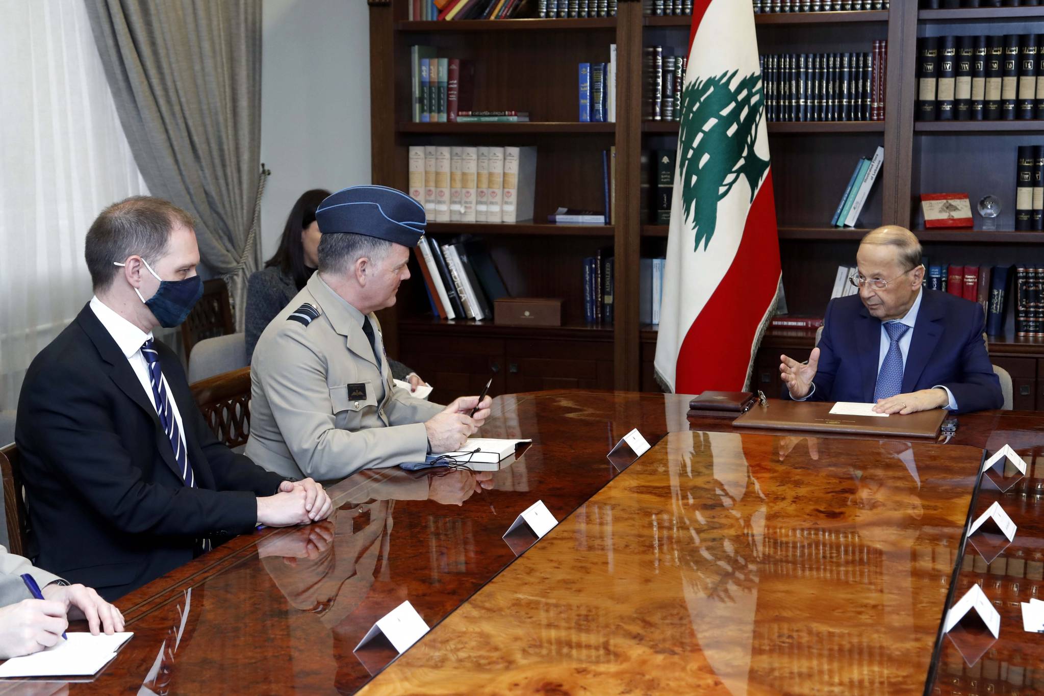 كبير مُستشاري "الدفاع" البريطانية زار ميقاتي وبري وقائد الجيش
عون: نأمل عودة روسيا وأوكرانيا الى لغة الحوار
سامبسون: مُستمرّون في تقديم الدعم للبنان