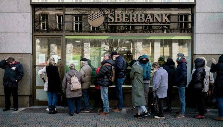 العقوبات تدفع أكبر مصارف روسيا للرحيل عن أوروبا
