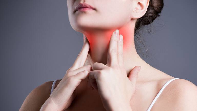 5 أسباب شائعة وراء الإصابة بالتهاب الحلق من دون حمى ومتى يجب زيارة الطبيب