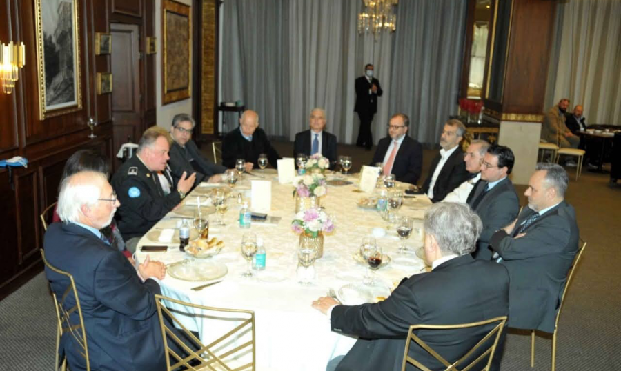 ديل كول يمنح زمكحل درعاً تكريمية تقديراً لجهوده