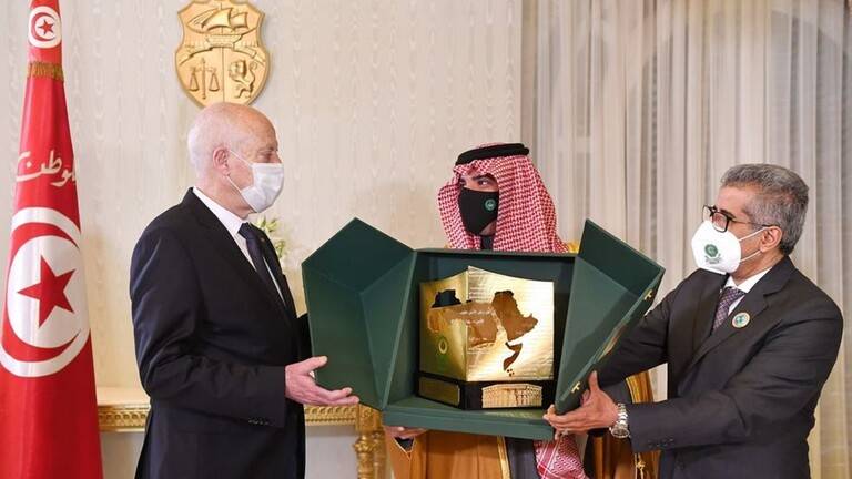 سعيد يتسلم الدرع التذكاري لمجلس وزراء الداخلية العرب