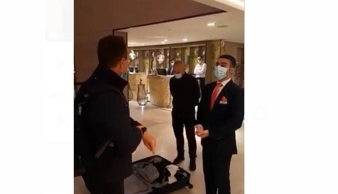 بالفيديو - تفتيش حقيبة رجل أعمال لبناني قبل مغادرته فندق في بيروت.. والسبب؟