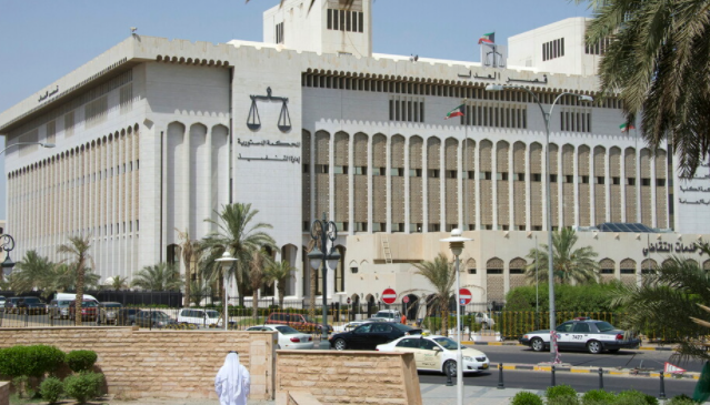 الكويت: مقيم عربي يستغل وفاة قس أوروبي ويستولي على 5 ملايين دولار من حسابه