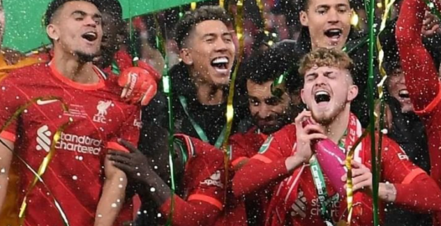 بالفيديو- بسبب الخمور.. لحظة صادمة لمحمد صلاح وماني أثناء احتفال ليفربول