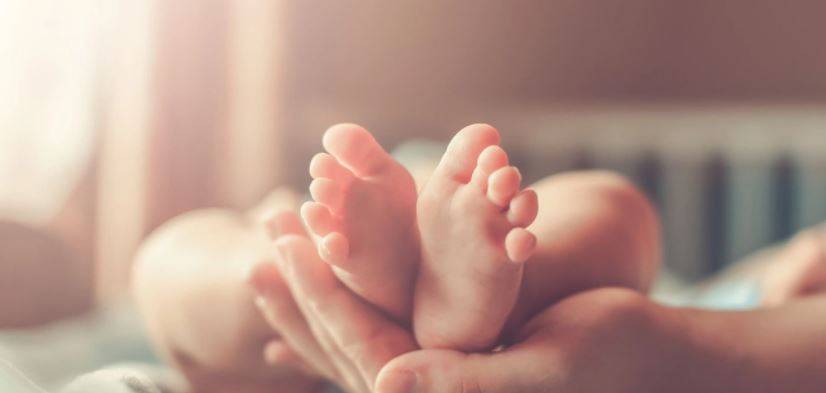 بالصورة- فنان شاب يعلن وفاة طفله الأوّل بعد 12 يوما من ولادته...من هو؟