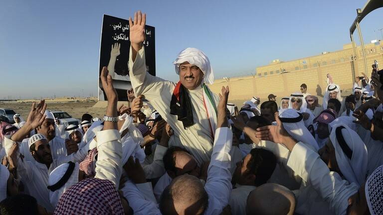 بعد العفو الأميري
معارضون كويتيون يعودون إلى بلادهم