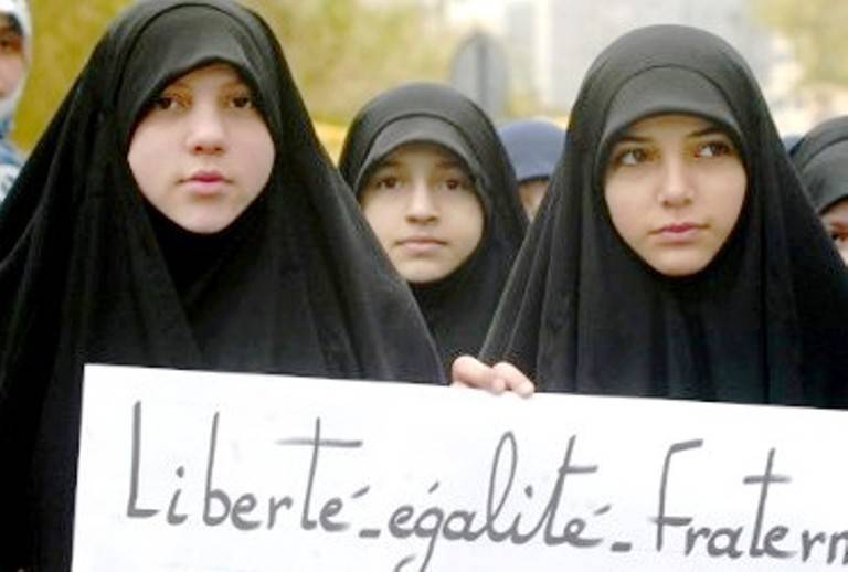 فرنسا: حظر ارتداء المحاميات للحجاب في محاكم ليل