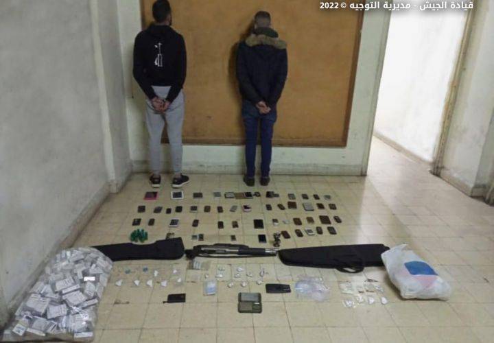 دهم منزل وتوقيف شخصين
.. وضبط كمية من المُخدرات