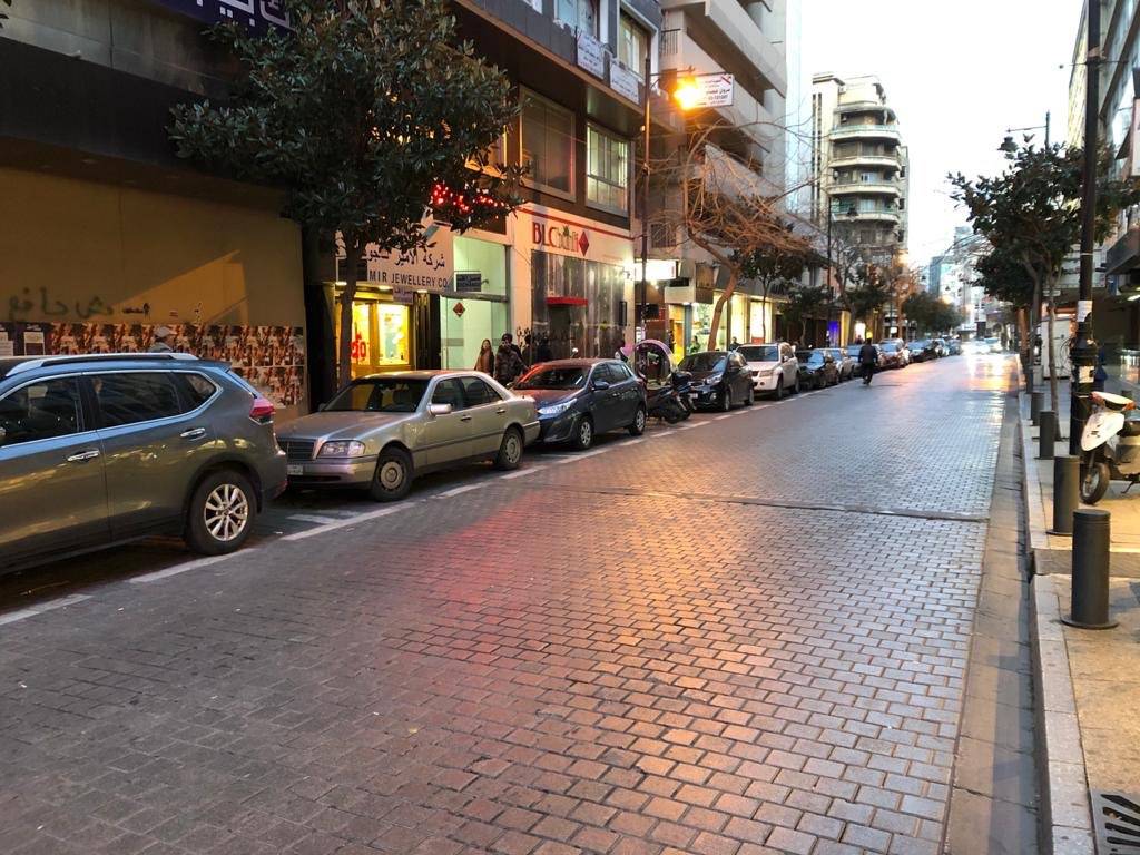 بالصورة - سيارة تطير وتتخطى "درافزين" إحدى المنازل لتقع راساً على عقب