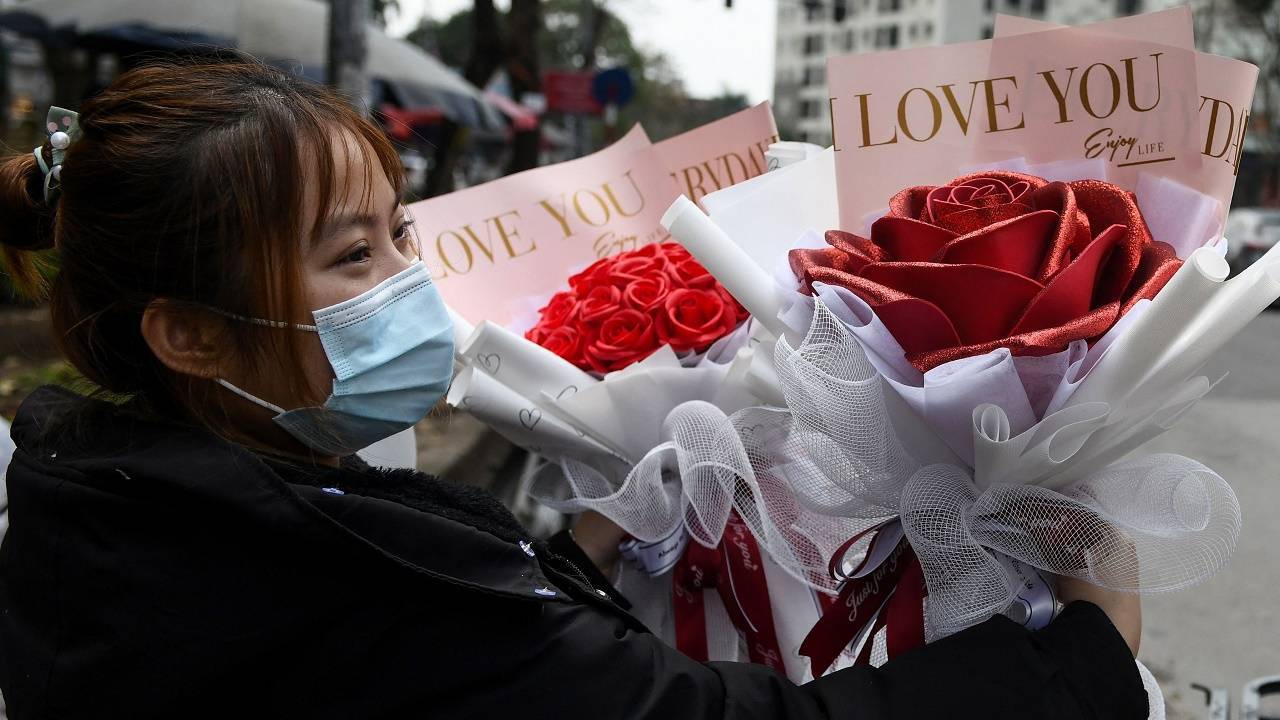 بمناسبة يوم المرأة.. رجل يهادي قريبته بـ100 قطعة من الذهب وباقة ورود