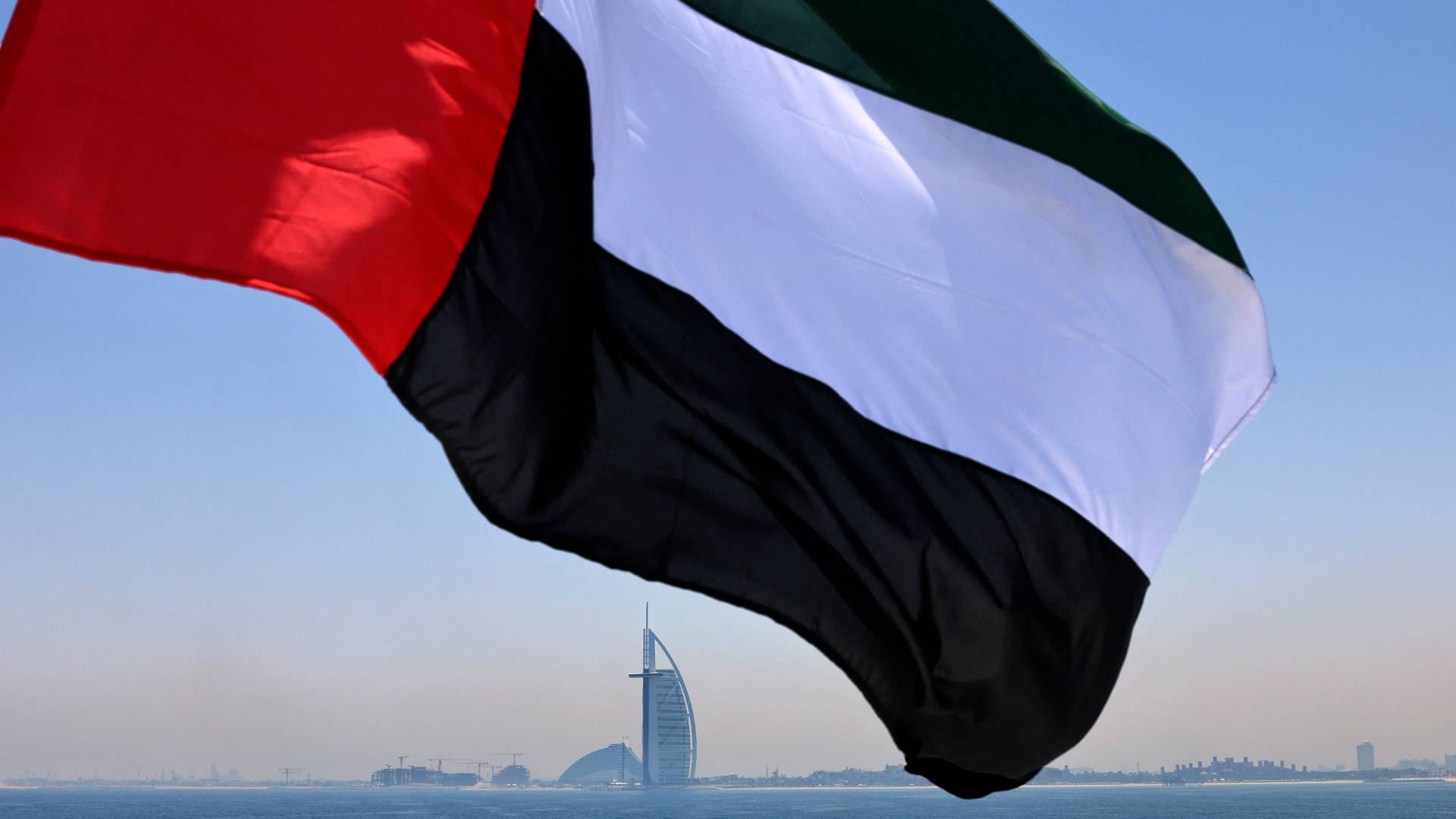 سفير الإمارات في واشنطن: نفضّل زيادة إنتاج النفط