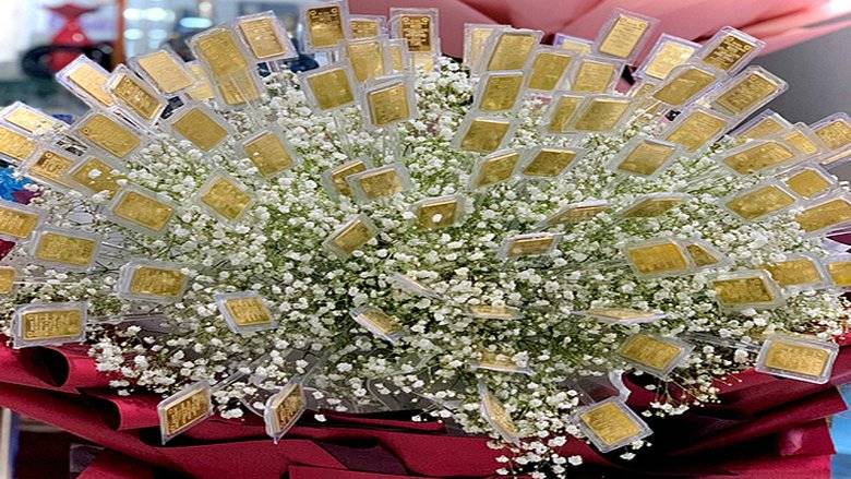 رجل يهدي باقة زهور "من الذهب" بأكثر من 300 ألف دولار