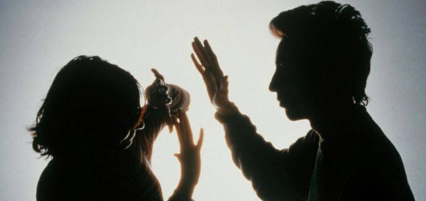 دفع امرأة على حجر..وما حل به لا يصدق!