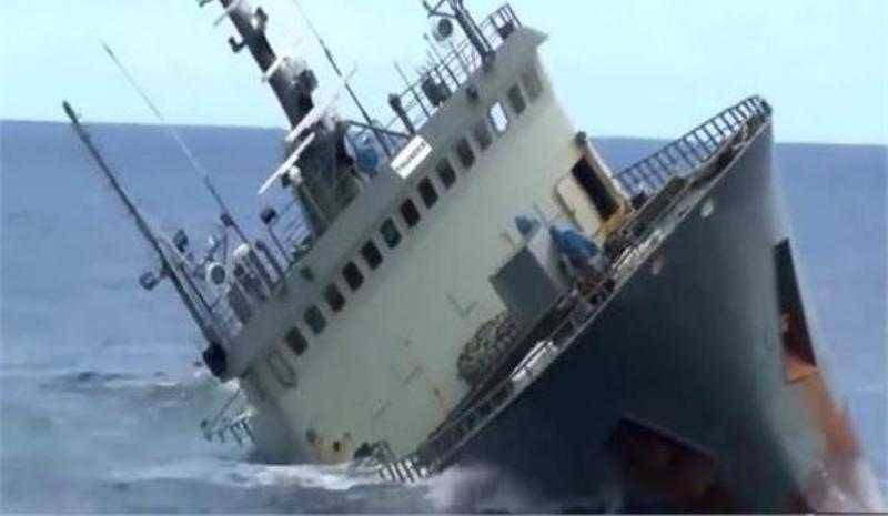 إنقاذ طاقم سفينة لبنانية قبل غرقها بالقرب من ميناء الإسكندرية