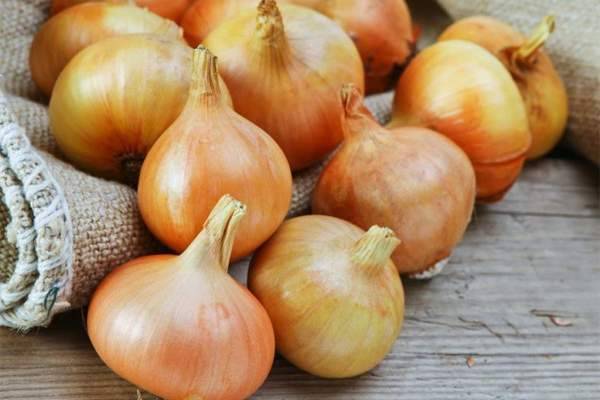 فوائد البصل.. يقتل البكتيريا ويحارب السرطان وهكذا تستفيدين منه لبشرتك