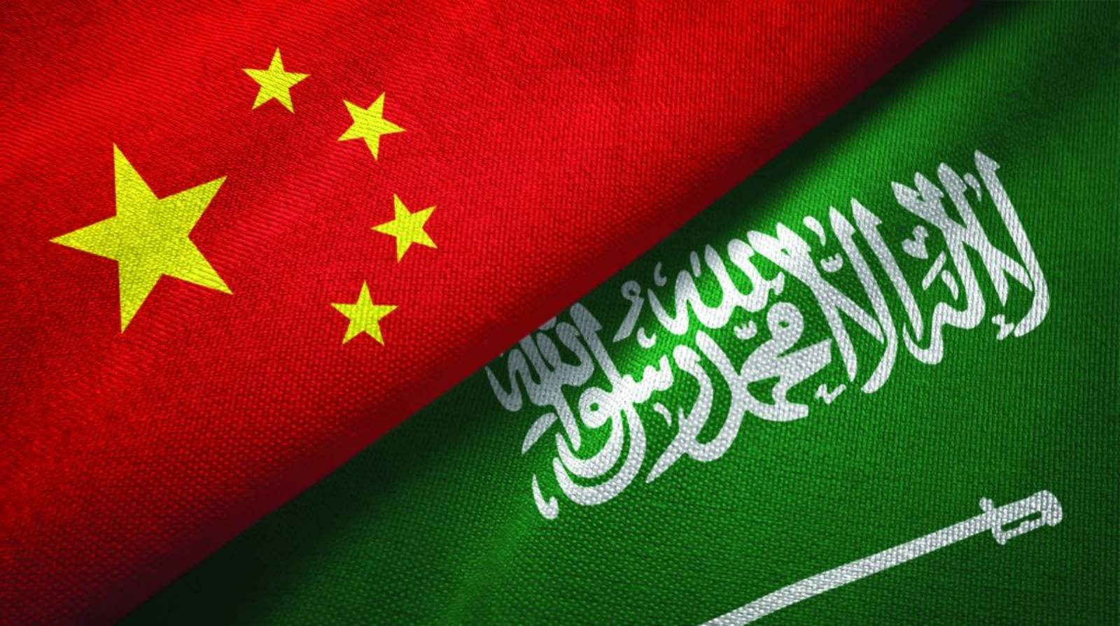 السعودية تجري محادثات مع الصين لتسعير مبيعاتها النفطية باليوان بدلا من الدولار