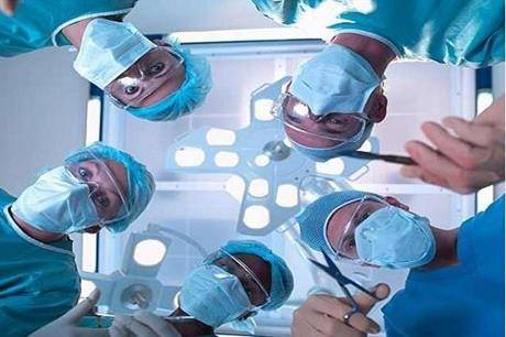 بالصورة- في بلد عربي.. استخراج هاتف محمول من معدة شاب ابتلعه قبل 20 يوماً!