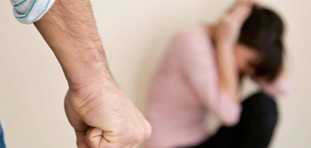 دفع امرأة على حجر..وما حل به لا يصدق!