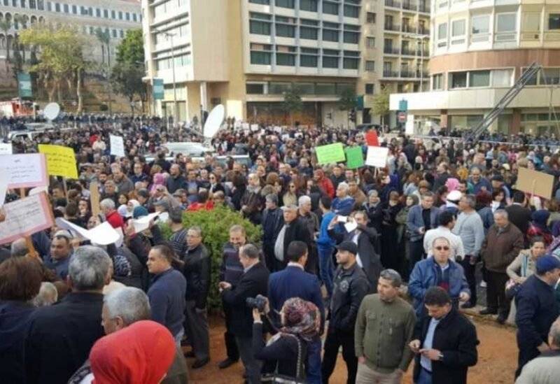 متقاعدو القطاع العام طالبوا الحكومة بخطوات طارئة لانقاذ وضع المتقاعد