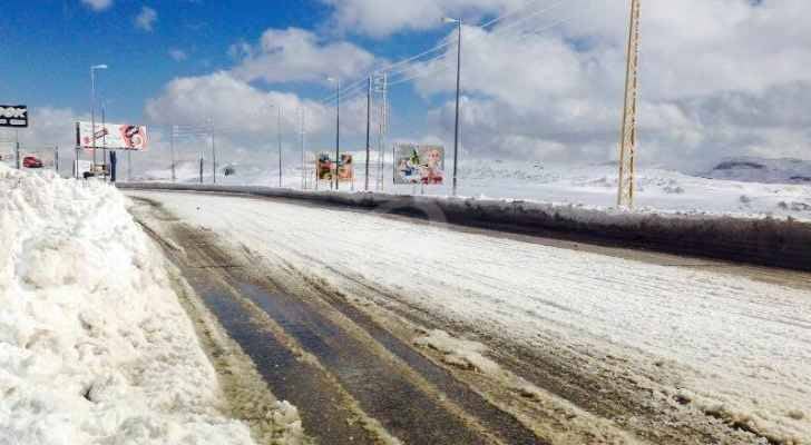 طريق ضهر البيدر مقطوعة و السبب تراكم الثلوج