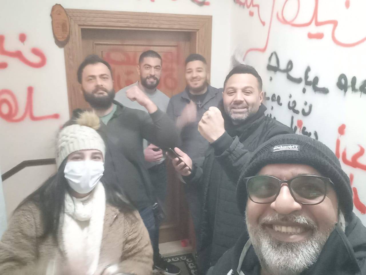 بالفيديو: أهالي شهداء مرفأ بيروت يقتحمون منزل وزير العدل... وليم نون لـ"الديار": رح نضل نبرم على بيوت الكل لحتى تنحل القضية