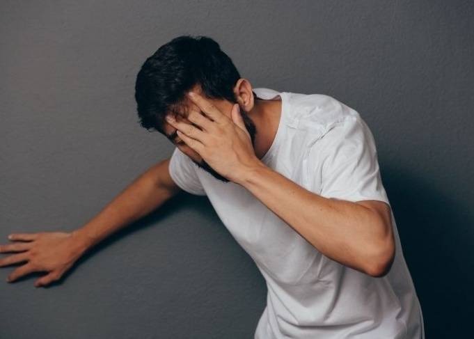 شعور شائع عند الوقوف ينذر باحتمال الإصابة بالنوبات القلبية
