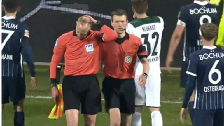بالفيديو- زجاجة في رأس الحكم تلغي مباراة في الدوري الألماني