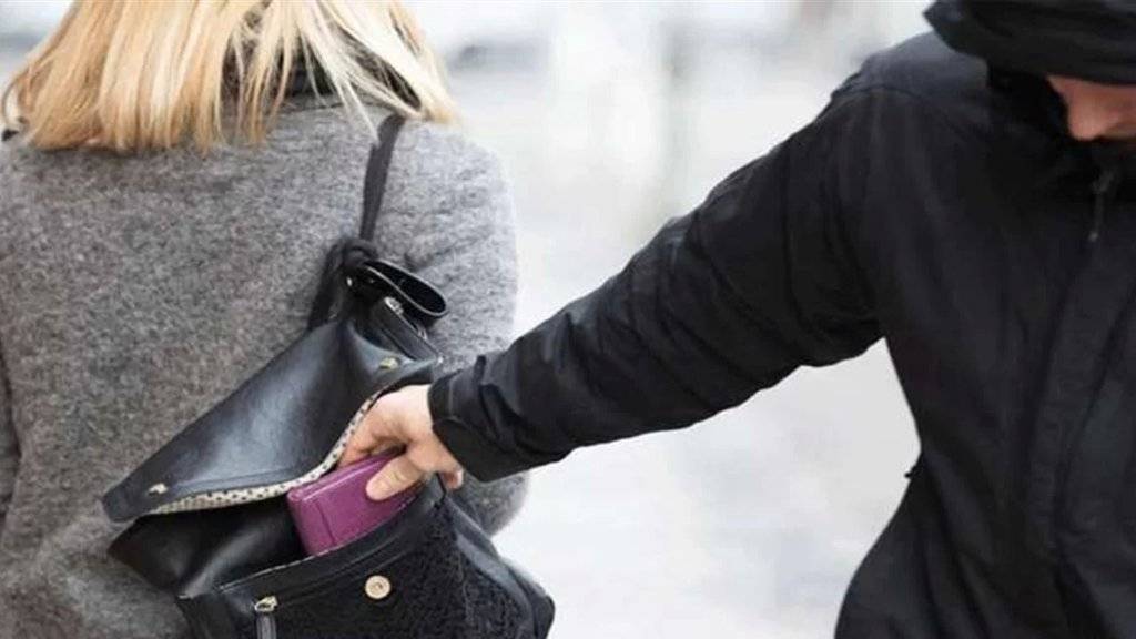 إحتال عليها وأقنعها أن الآلة معطلة.. سارق الدولارات بقبضة الأمن