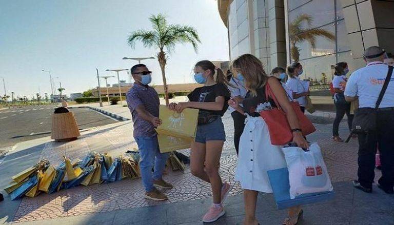 مشاجرات وألفاظ قبيحة.. حرب روسية أوكرانية على أرض مصرية