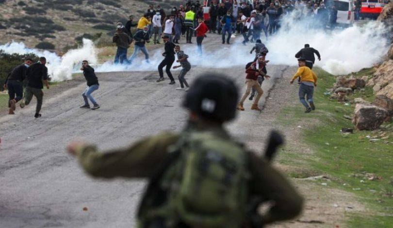عشرات الإصابات بين الفلسطينيين خلال مواجهات عنيفة مع قوات الإحتلال