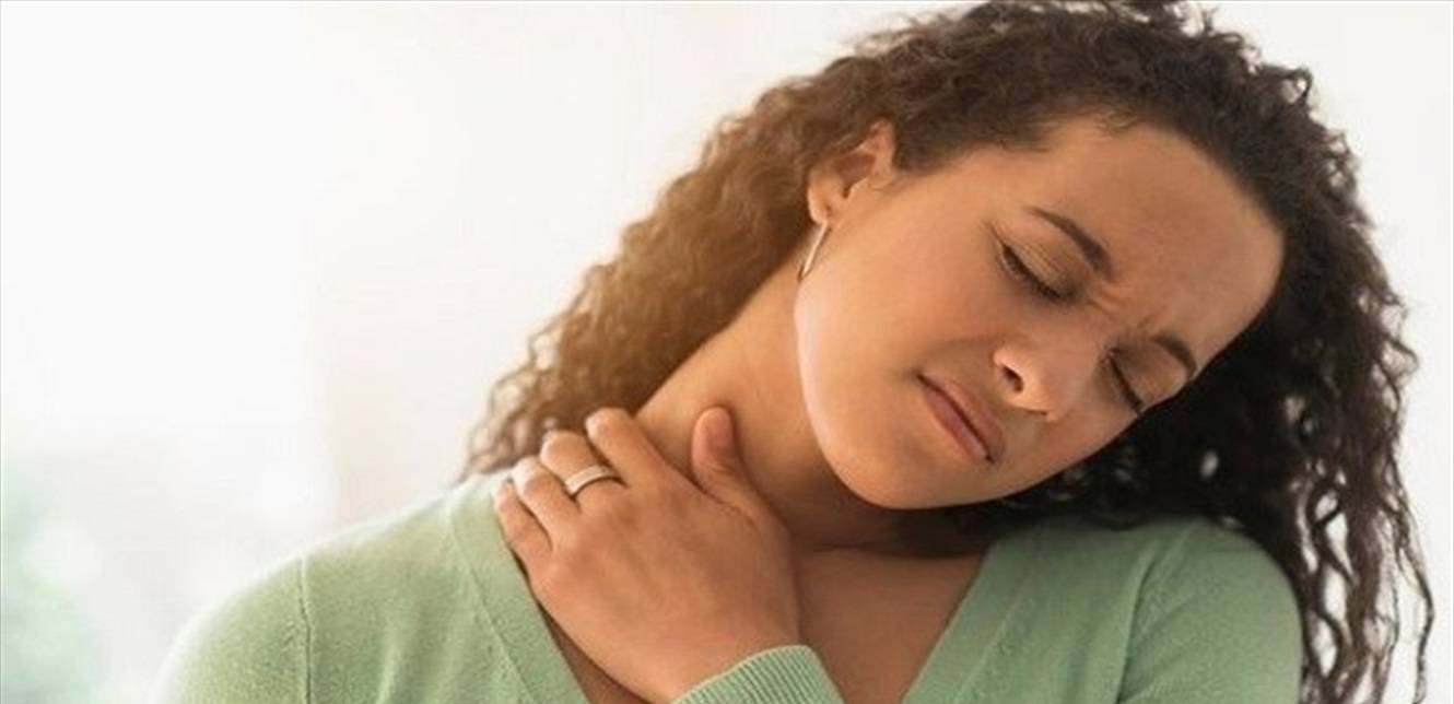 فرقعة العنق لها عواقب خطيرة على الصحة.. احذروا منها!