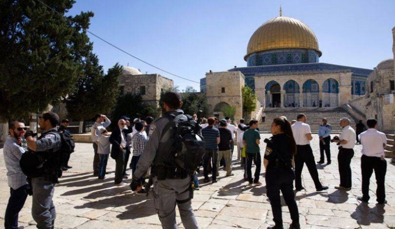 عشرات المستوطنين يقتحمون «الأقصى»... وإصابة فلسطينيين
وقفة في القدس إحتجاجاً على هدم منازل لتوسيع عمليّة الاستيطان