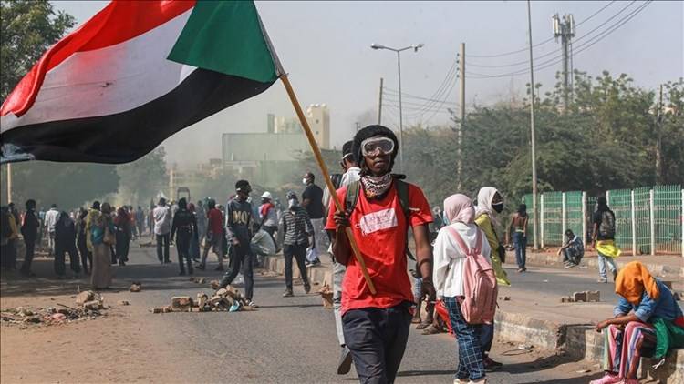المتظاهرون السودانيون يغلقون شوارع في الخرطوم