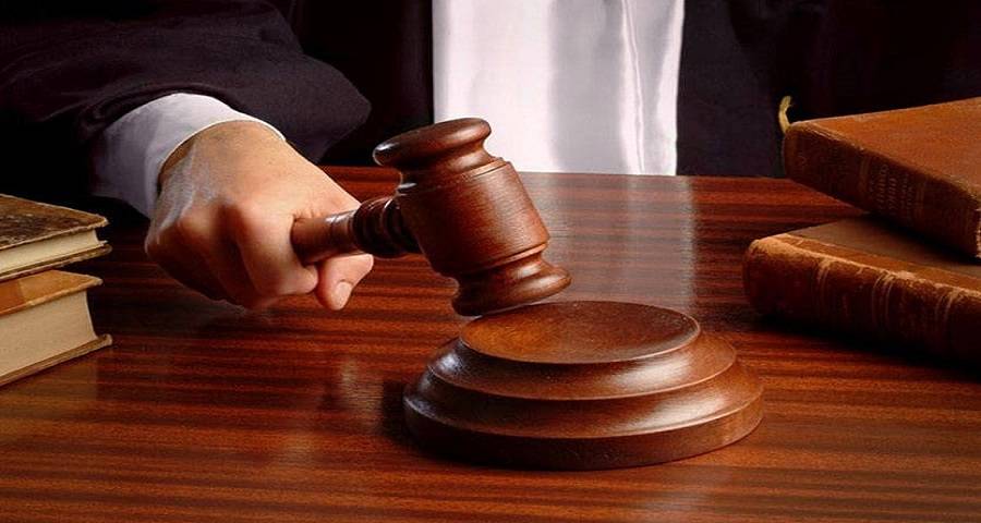 وزير يطالب بإقالة رؤساء الهيئة القضائية الأربعة