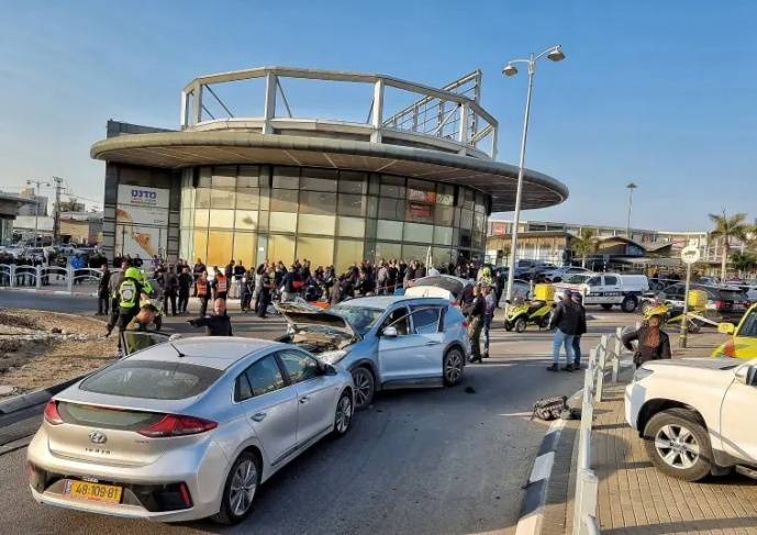 مقتل أربعة إسرائيليين بعمليتيْ دهس وطعن في مدينة بئر السبع