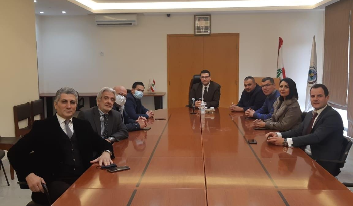 الحاج حسن التقي وفدا من الاساتذة المتعاقدين
في اللبنانية وتابع اوضاع زراعة الصنوبر
