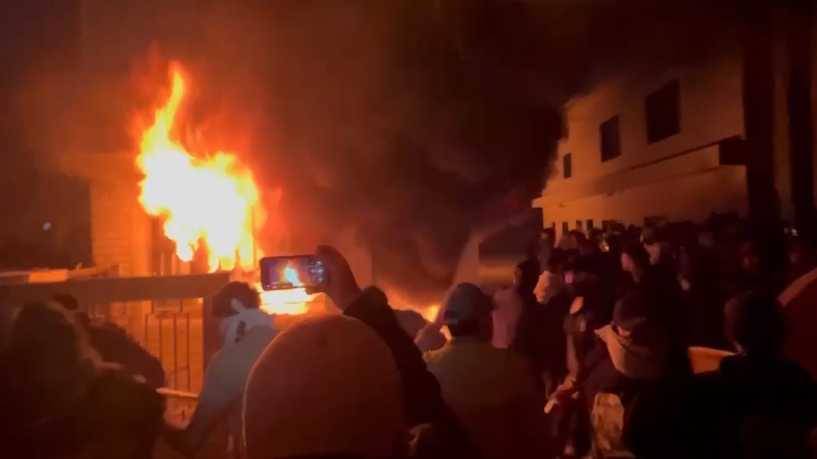 إحراق مقرّ الحزب الديمقراطي الكردستاني في بغداد بسبب تغريدة