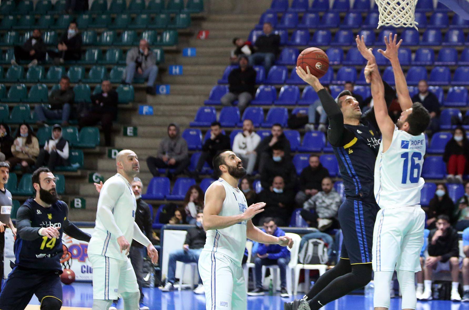 الرياضي يستعيد الصدارة بفوزه على هوبس (83-64)