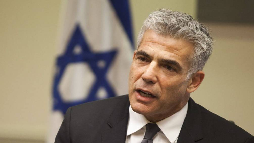 لابيد: نتّخذ موقفا محايدا في أزمة أوكرانيا خشية سقوط طيارينا أسرى في سوريا