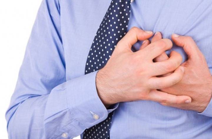 بالفيديو - مؤهل اول متقاعد يصاب بأزمة قلبية بعد إقتحامه أحد المصارف مطالباً بأمواله