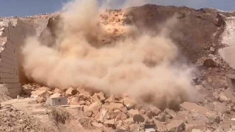 عمليات البحث مستمرة عن مفقودين بالإنهيار الصخري في عمان