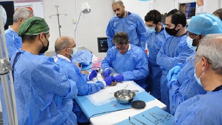 الإمارات.. فريق طبي يجري أول جراحة من نوعها في الخليج