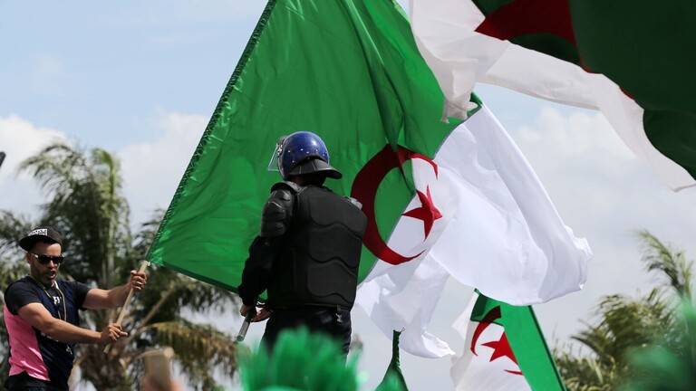 الجزائر: توقيف 11 شخصا يدعمون الجماعات الإرهابية