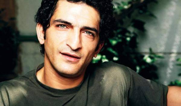عمرو واكد يُحدث ضجة وينتقد هؤلاء
