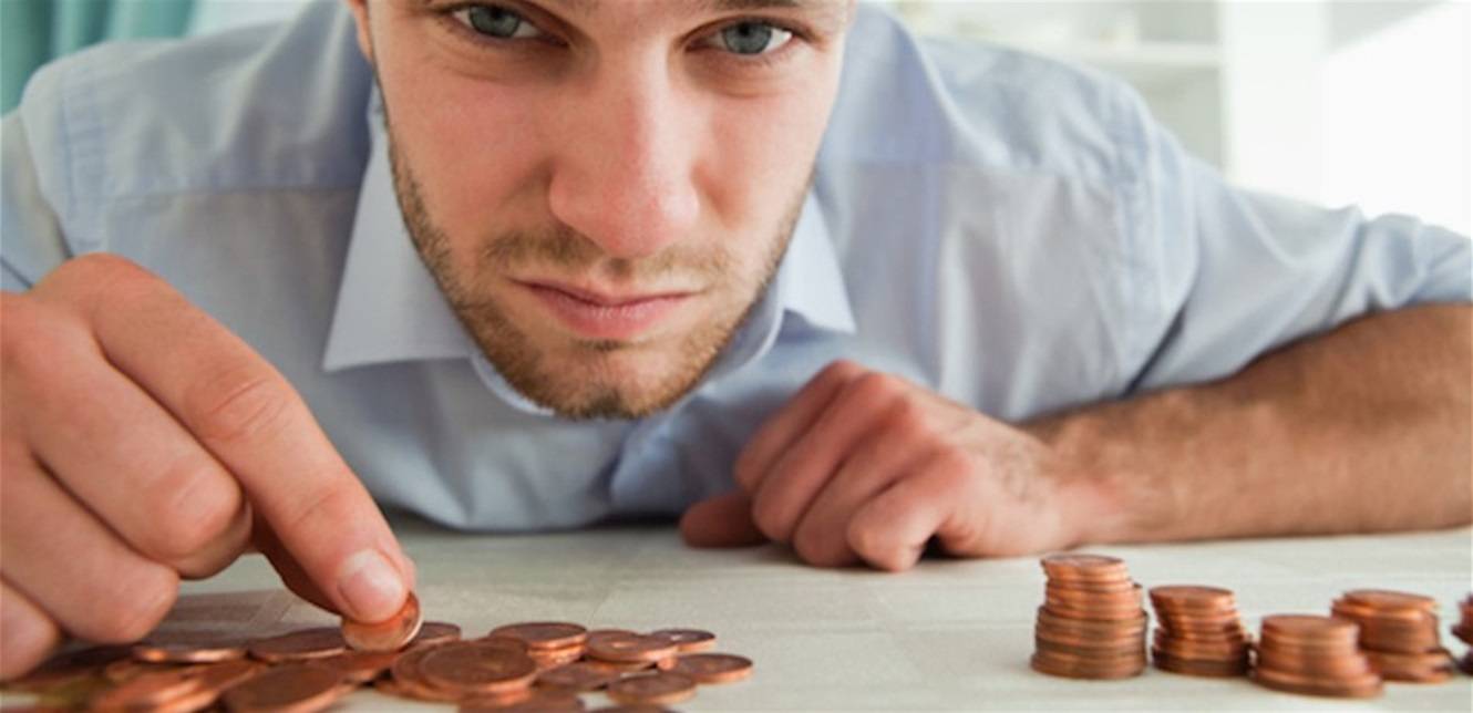 هل يتردد حبيبكِ قبل الدفع؟ رجال هذه الأبراج يتسمون بالبخل