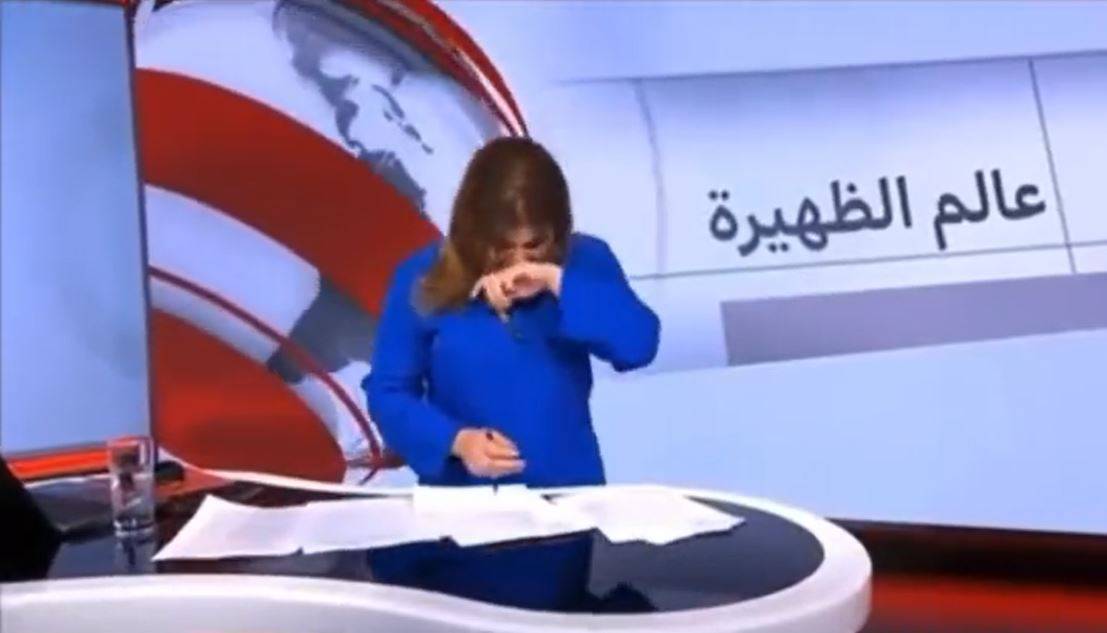 بالفيديو- مذيعة نشرة إخبارية تدخل في نوبة ضحك على الهواء !