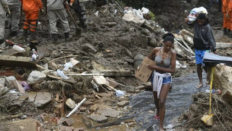 بالفيديو- مصرع 14 شخصاً على الأقل بينهم أطفال  جراء أمطار غزيرة في البرازيل